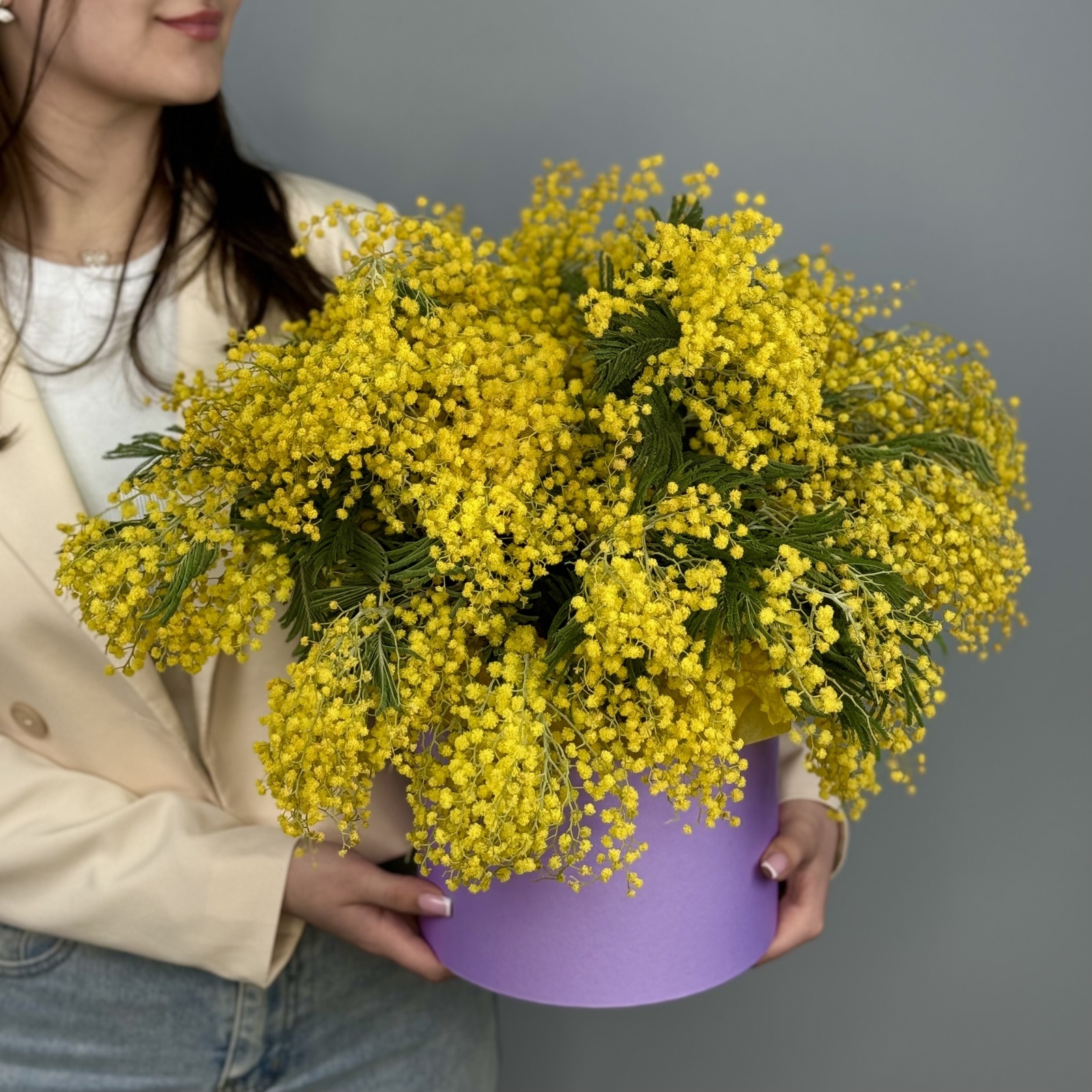 Цветы в коробке Мимоза